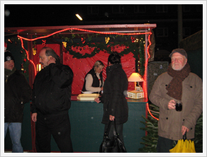 Weihnachtsmarkt in Sasel: Stand mit Heidelbeerpunsch und mehr
